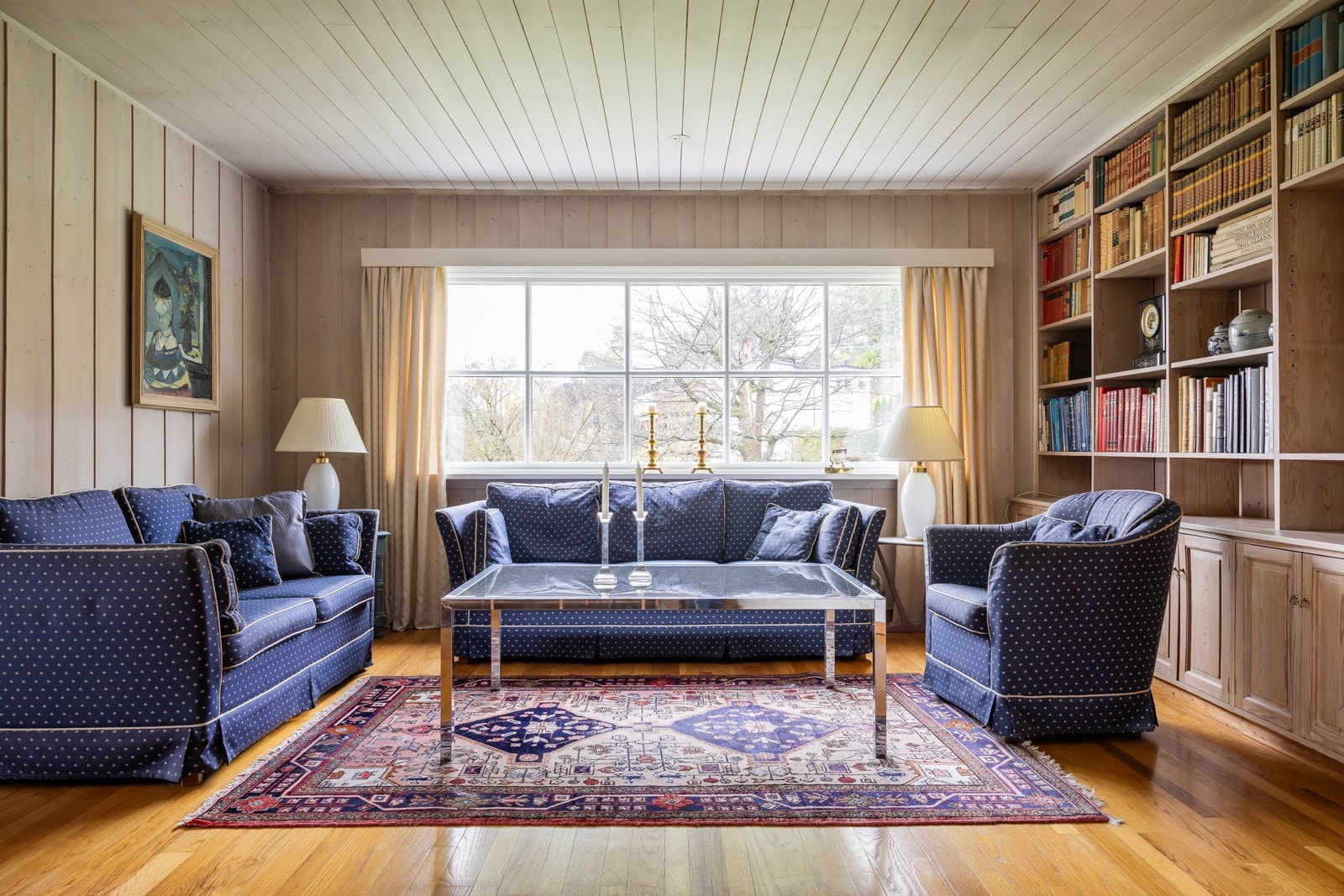 Store vinduer som slipper inn rikelig med lys Galleribilde