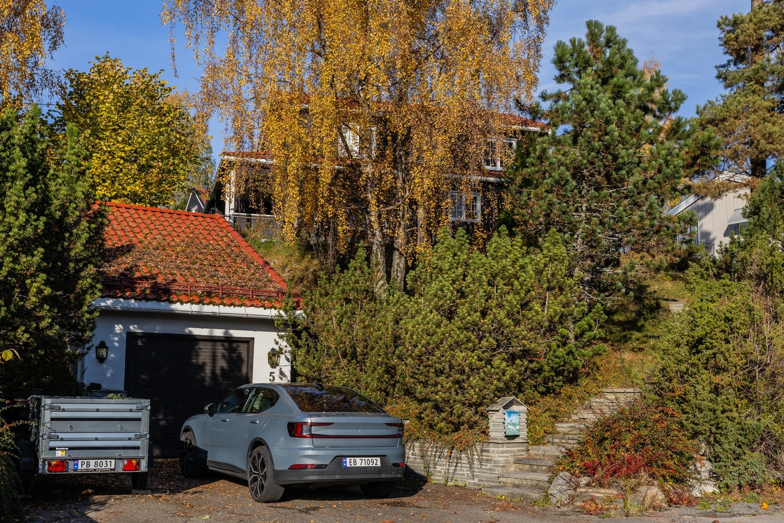 Garasje med bod over, samt flere biloppstillingsplasser på gårdsplassen Galleribilde