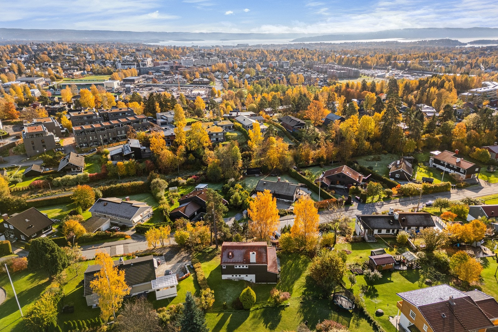 Eiendommen ligger i et meget populært og barnevennlig område på Haslum/Bekkestua. Galleribilde