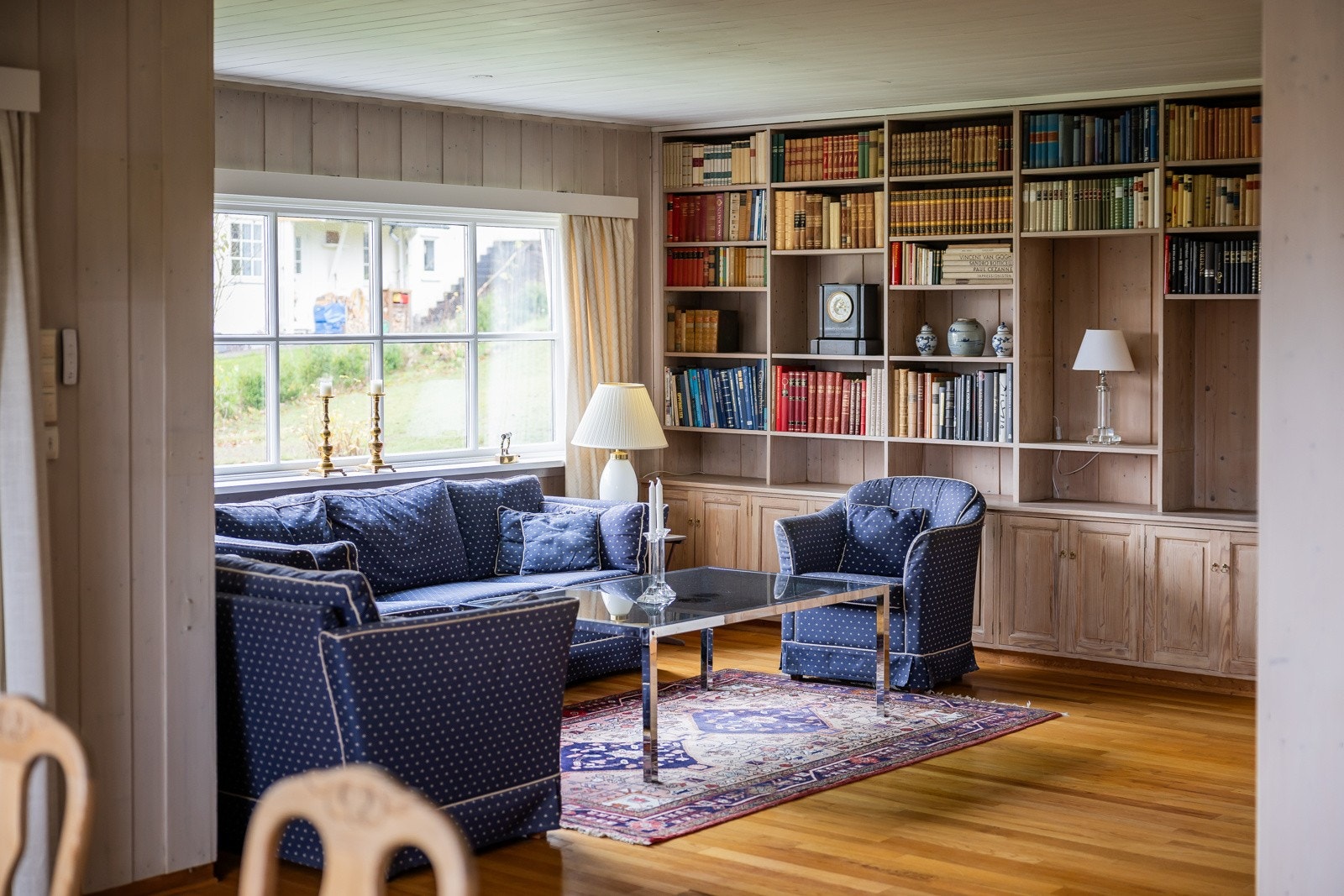 Godt med oppbevaring i plassbygde bokhyller Galleribilde