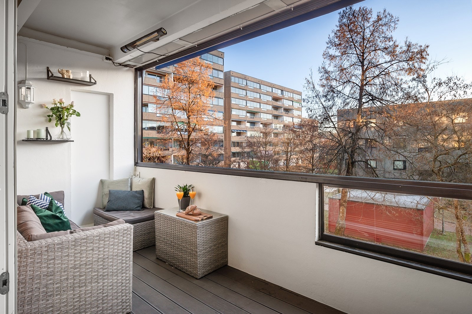 Balkongen oppleves som en forlengelse av stuen og kan brukes på sommer og vintertid. Galleribilde