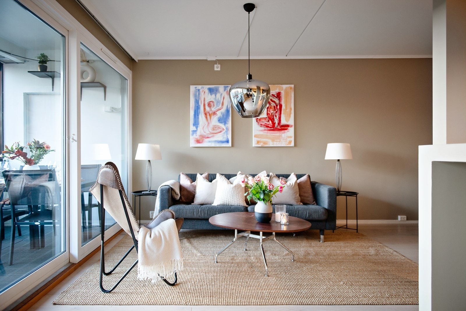 Stuen har god plass til en stor sofa, stuebord og mediemøbler. Galleribilde