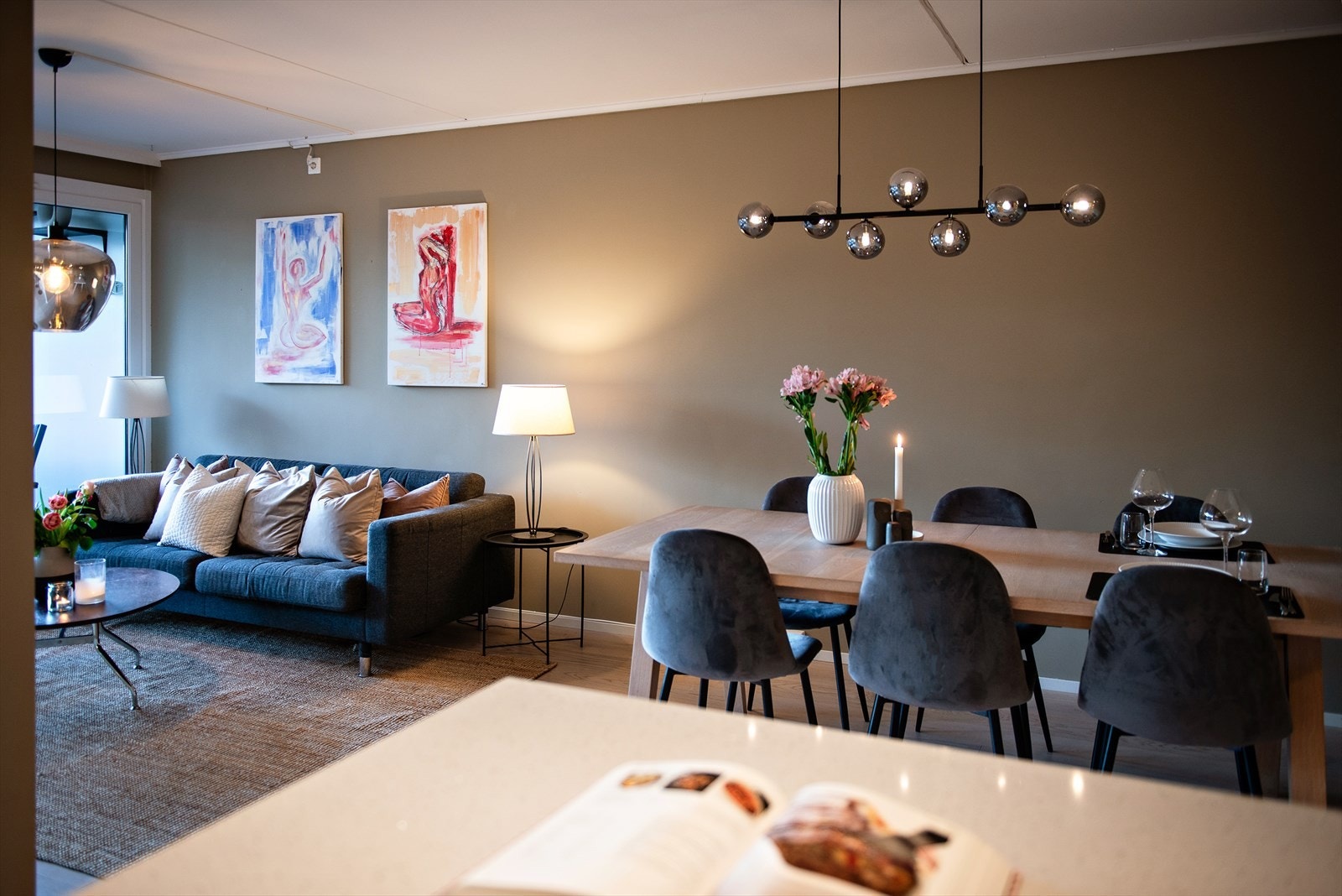 Åpen stue- og spiseplass med harmonisk atmosfære. Galleribilde