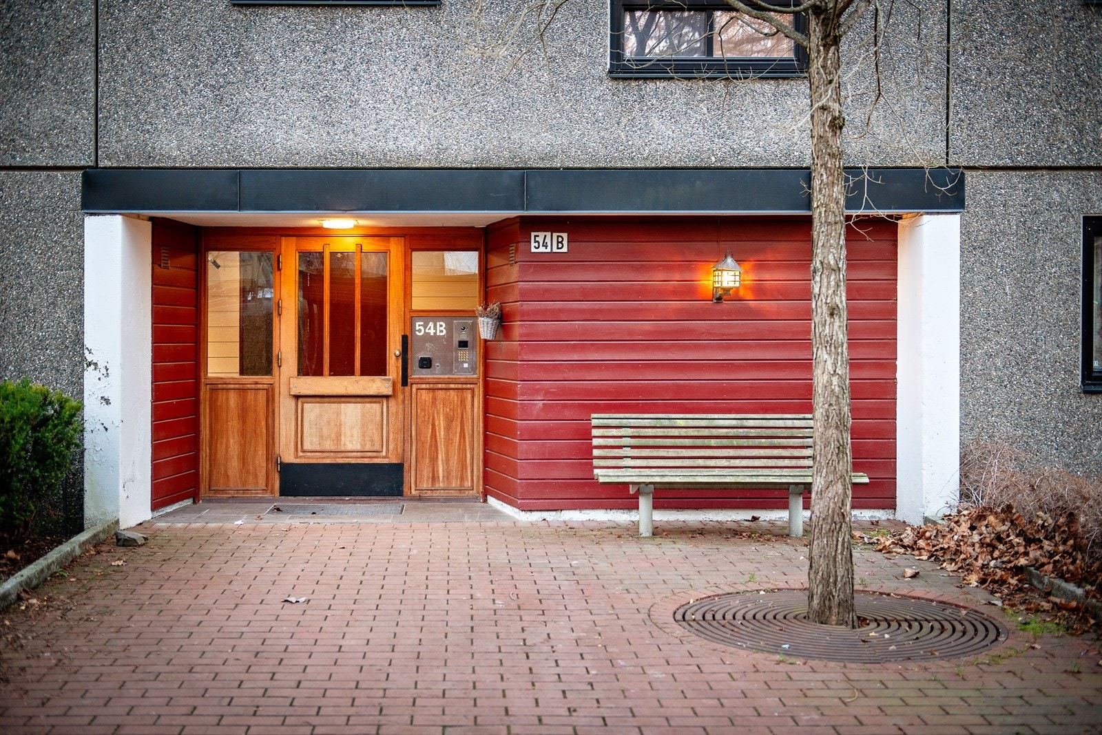 Velkommen til et godt vedlikeholdt inngangsparti med sjarmerende detaljer. Galleribilde