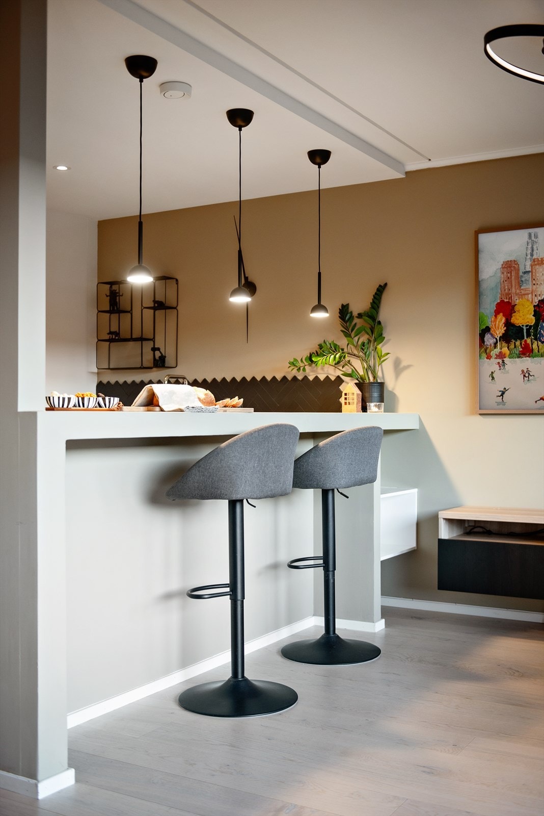 Her har du perfekt planløsning for deg som ønsker å lage mat og fortsatt være sammen med gjestene dine. Galleribilde