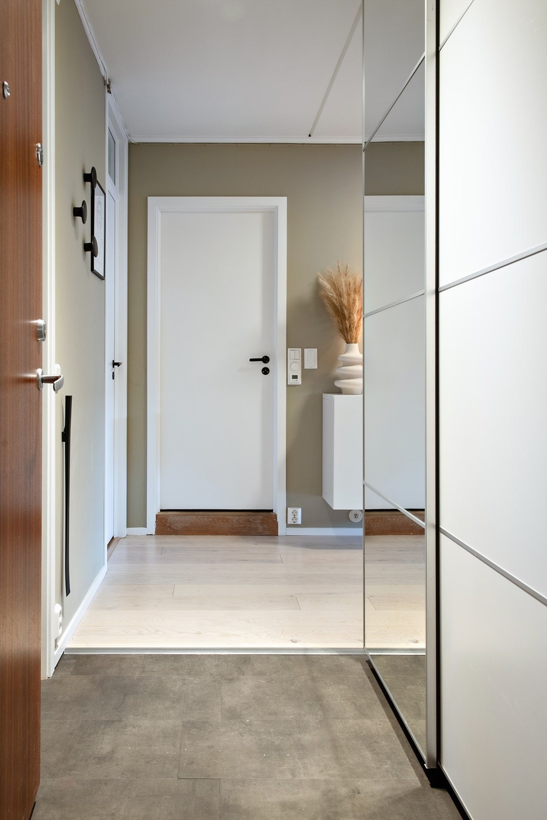 Velkommen til en innbydende og praktisk entré. Galleribilde