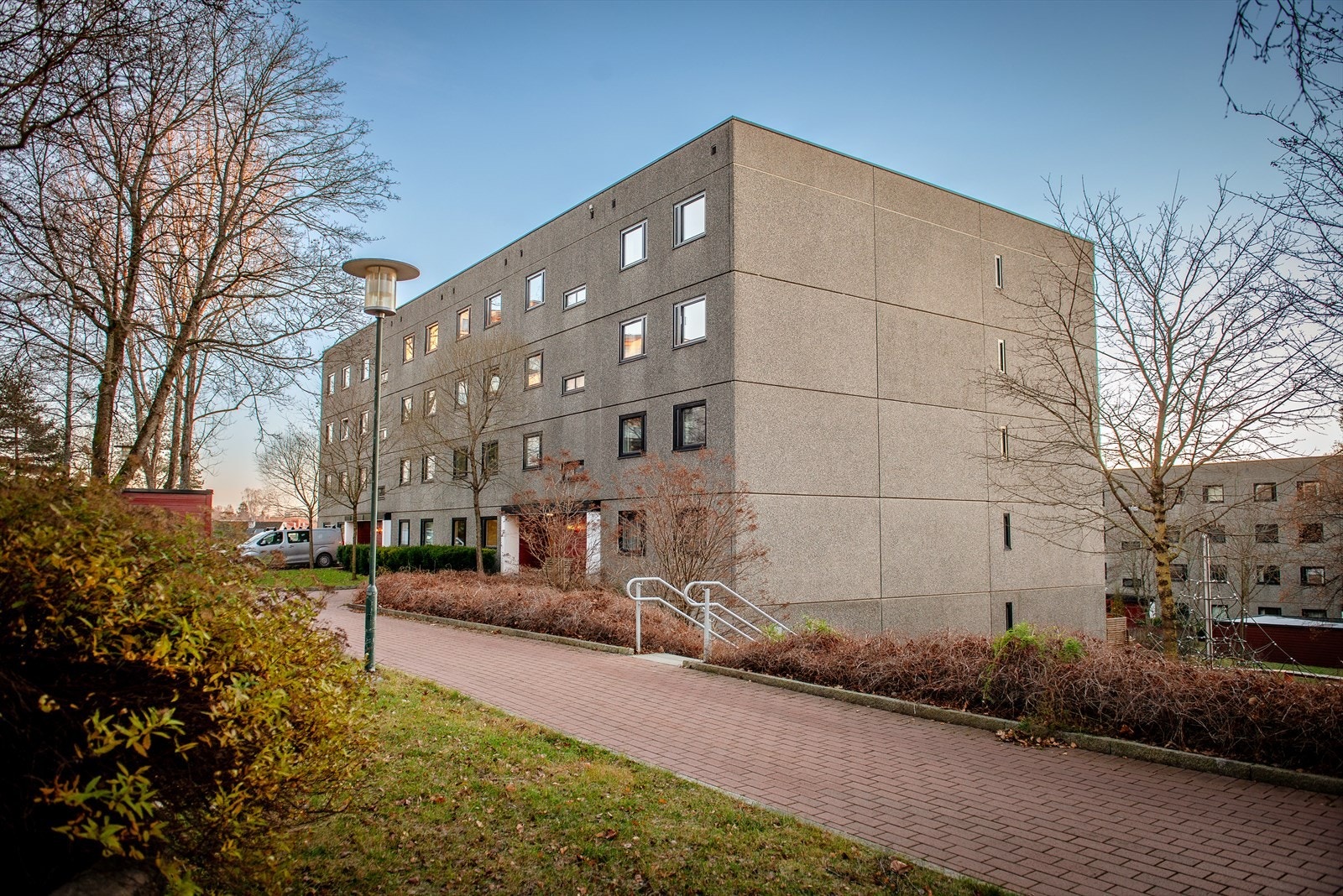 Leiligheten ligger i gangavstand til Hovseter T-bane og Røa hvor man får alt fra treningssenter, badeland, vinmonopol, apotek, frisører og andre shoppingfasiliteter. Galleribilde