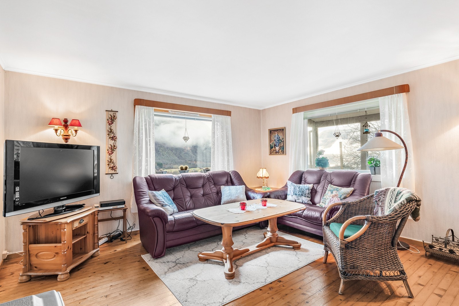 Eneboligen går over to plan og er originalt oppført rundt 1956. Galleribilde