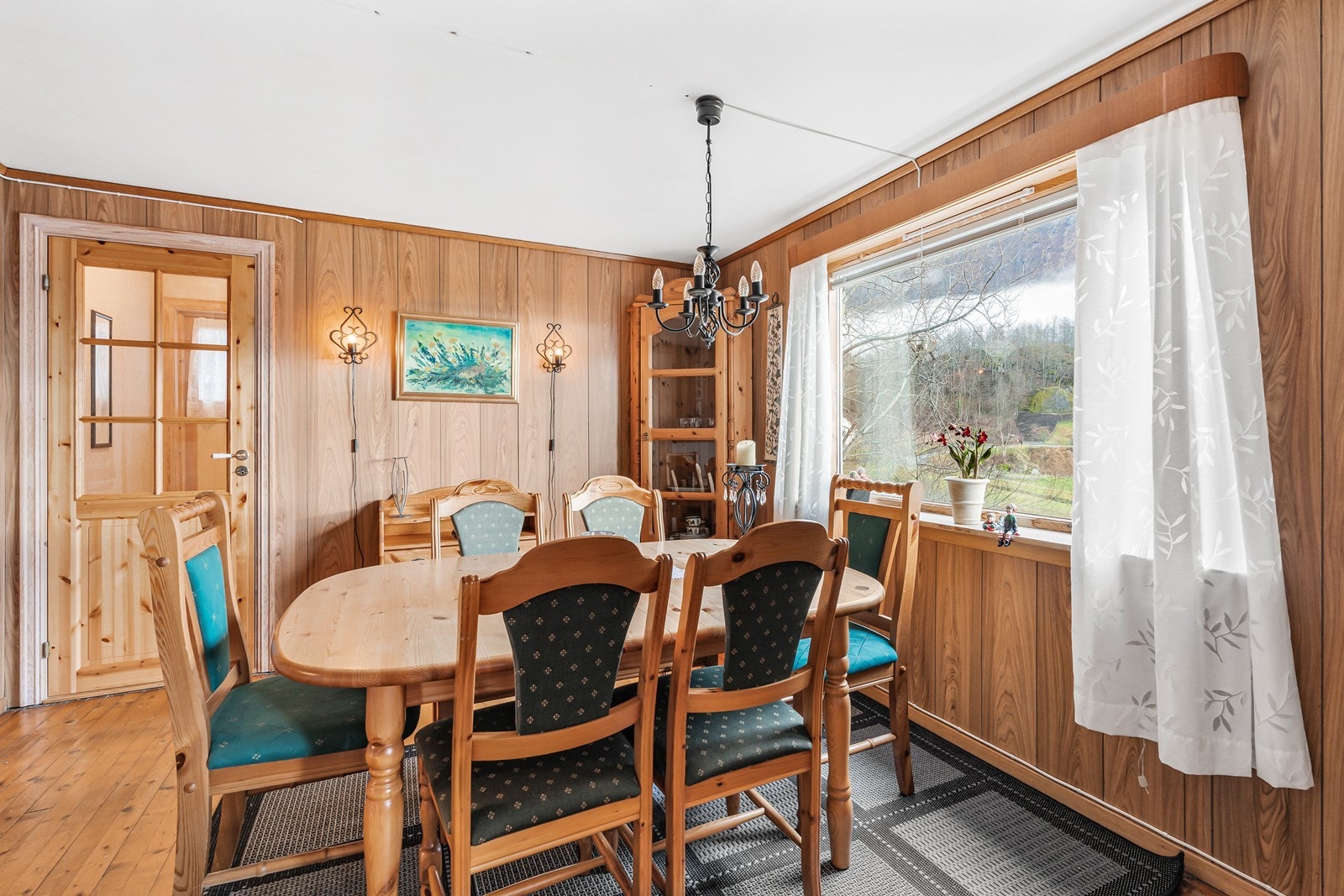 Husets stue er av meget god størrelse med flere seksjoner og god plass til ønsket innredning. Galleribilde