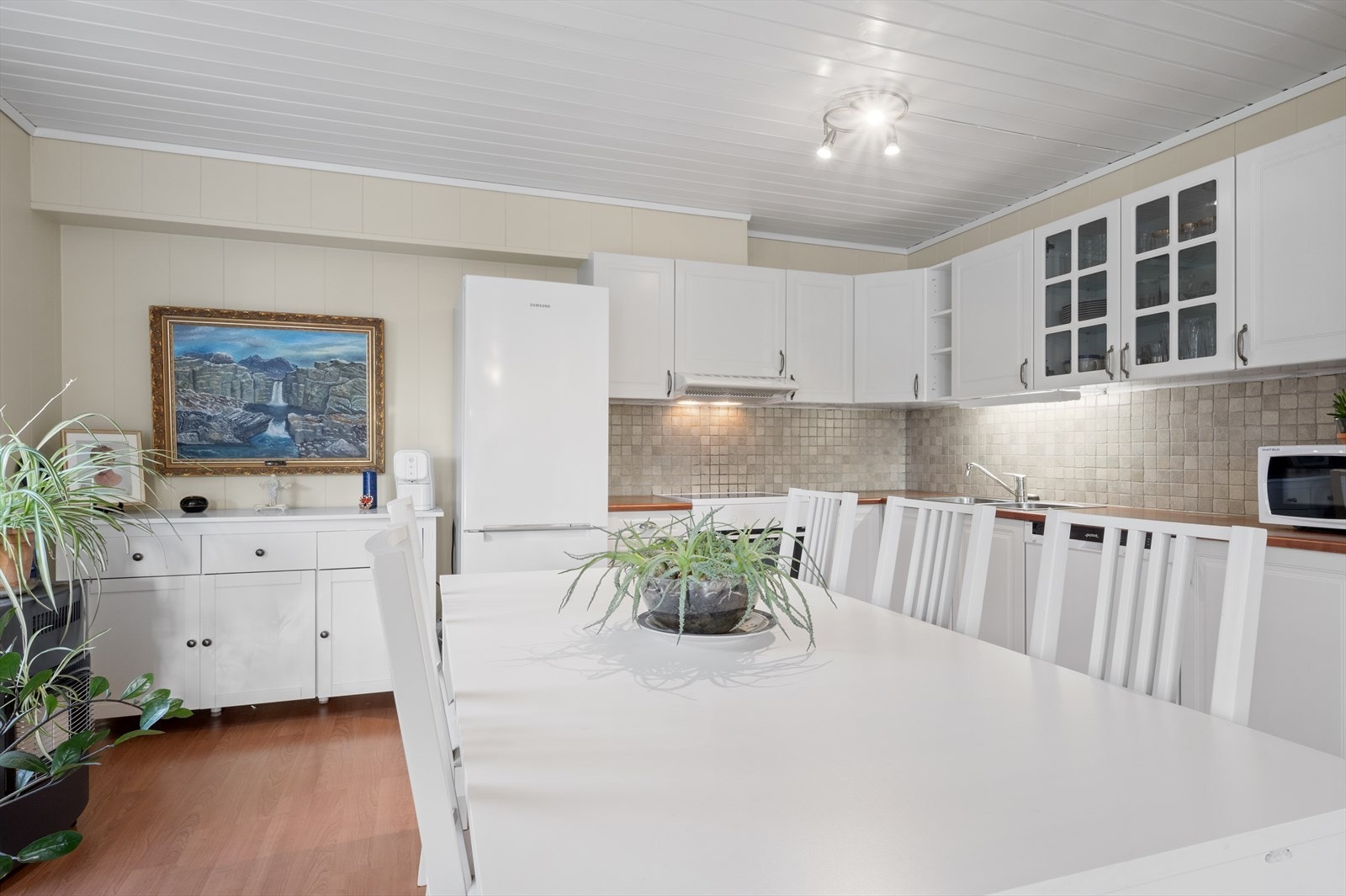 Romslig stue med kjøkken i åpen løsning Galleribilde