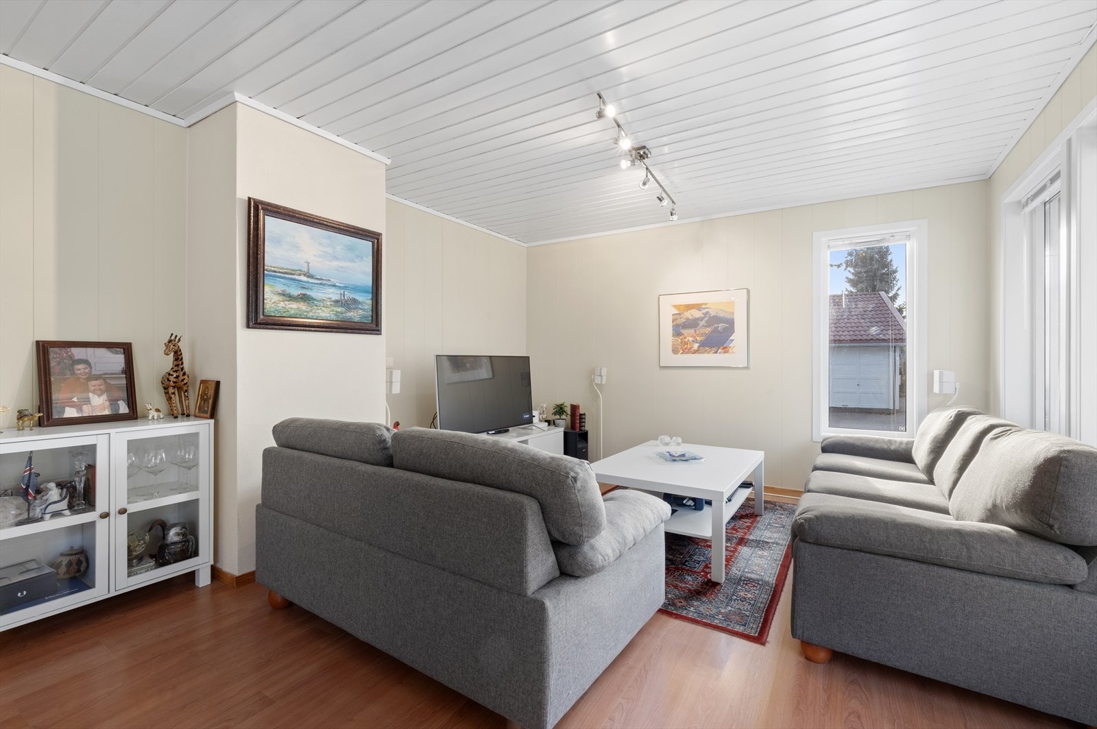 Romslig stue med kjøkken i åpen løsning Galleribilde