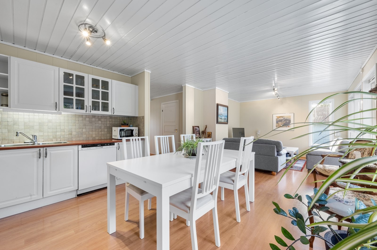 Romslig stue med kjøkken i åpen løsning Galleribilde