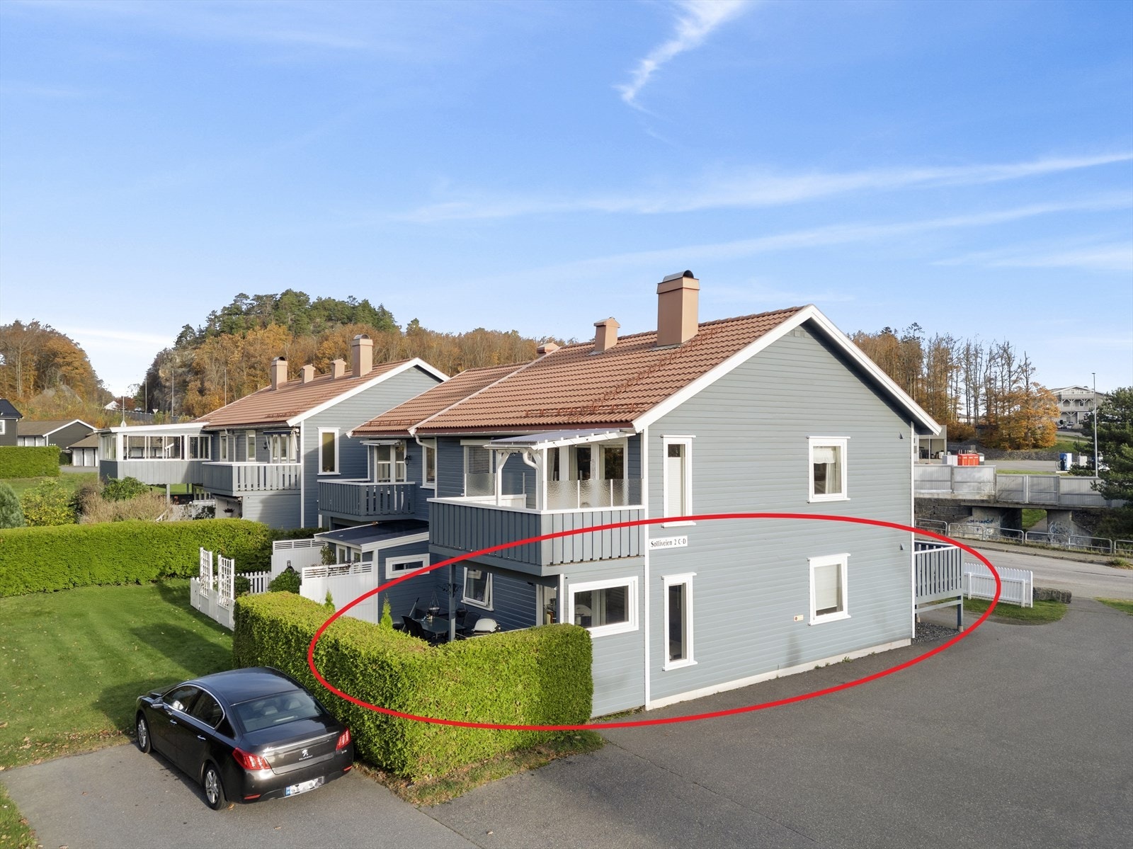 Velkommen til Solliveien 2c - en fin 3-roms leilighet med fin, skjermet uteplass. Garasje i garasjerekke. Galleribilde