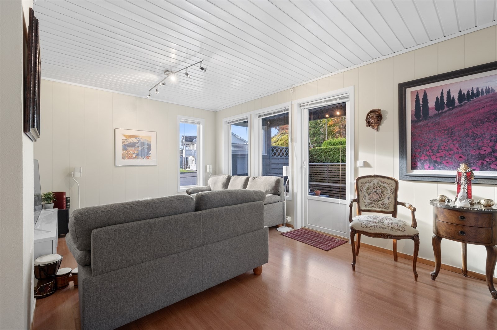 Romslig stue med kjøkken i åpen løsning Galleribilde