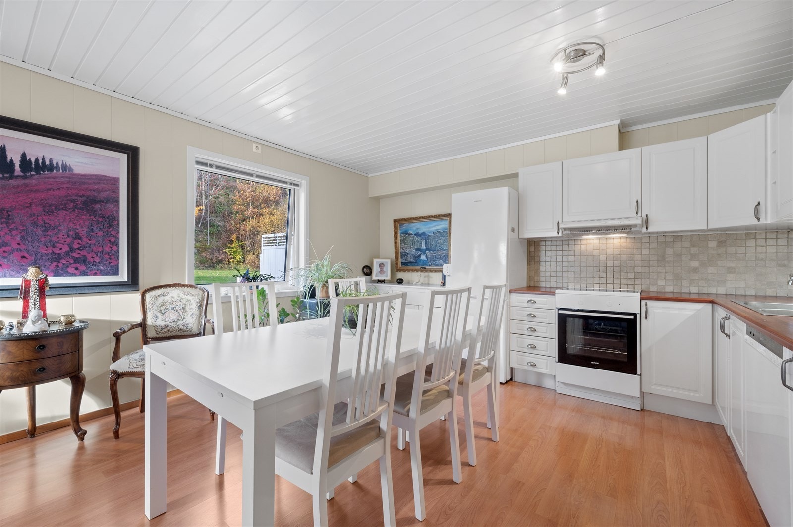 Romslig stue med kjøkken i åpen løsning Galleribilde