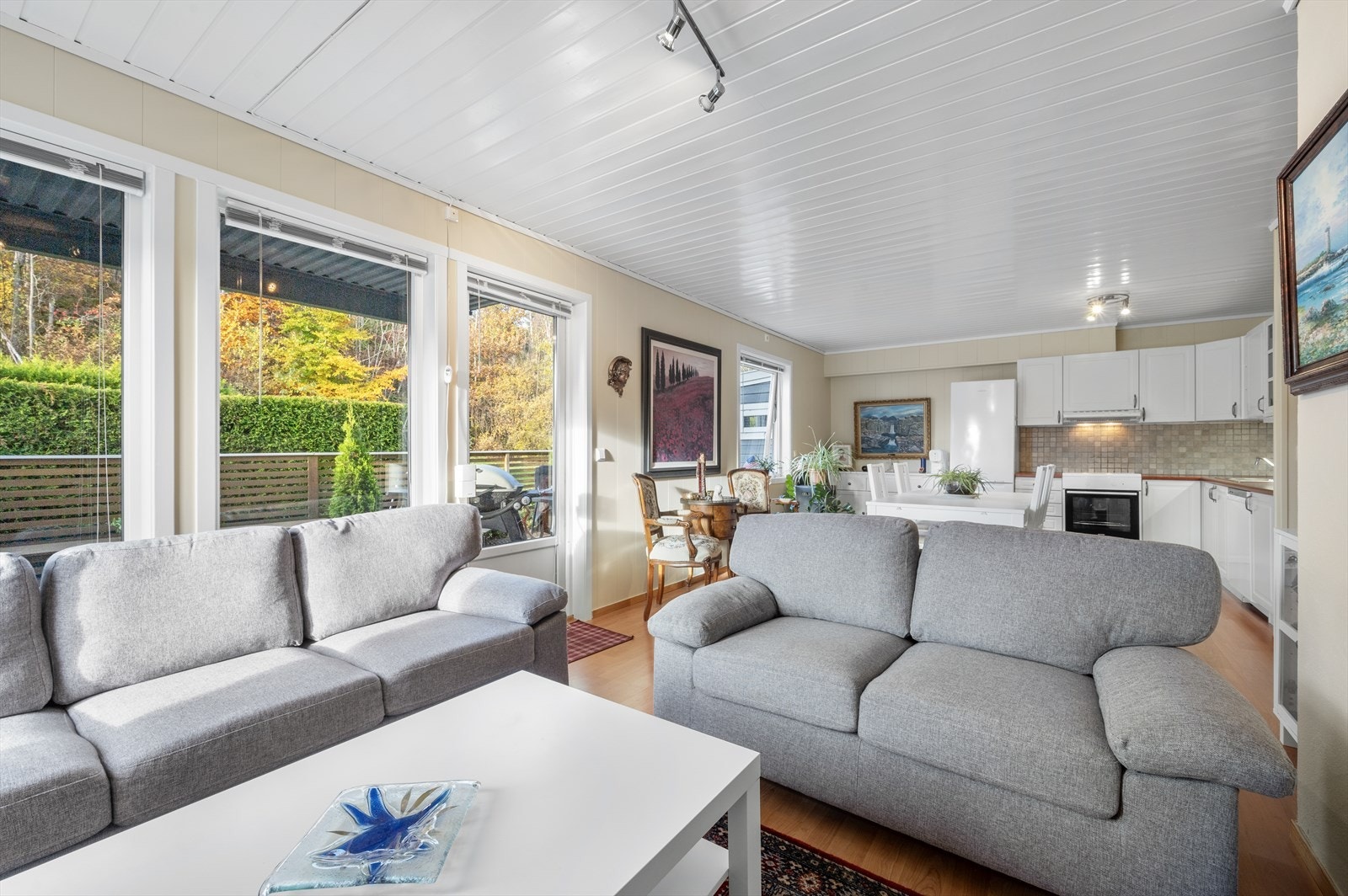 Romslig stue med kjøkken i åpen løsning Galleribilde