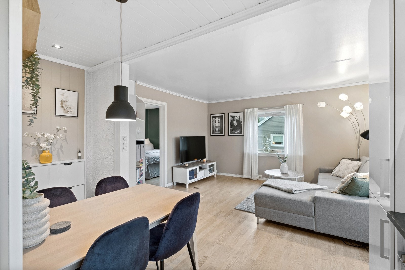 Stuen innredes enkelt i ulike brukssoner, og utenfor kjøkkenet er det plass til et spisebord. Galleribilde