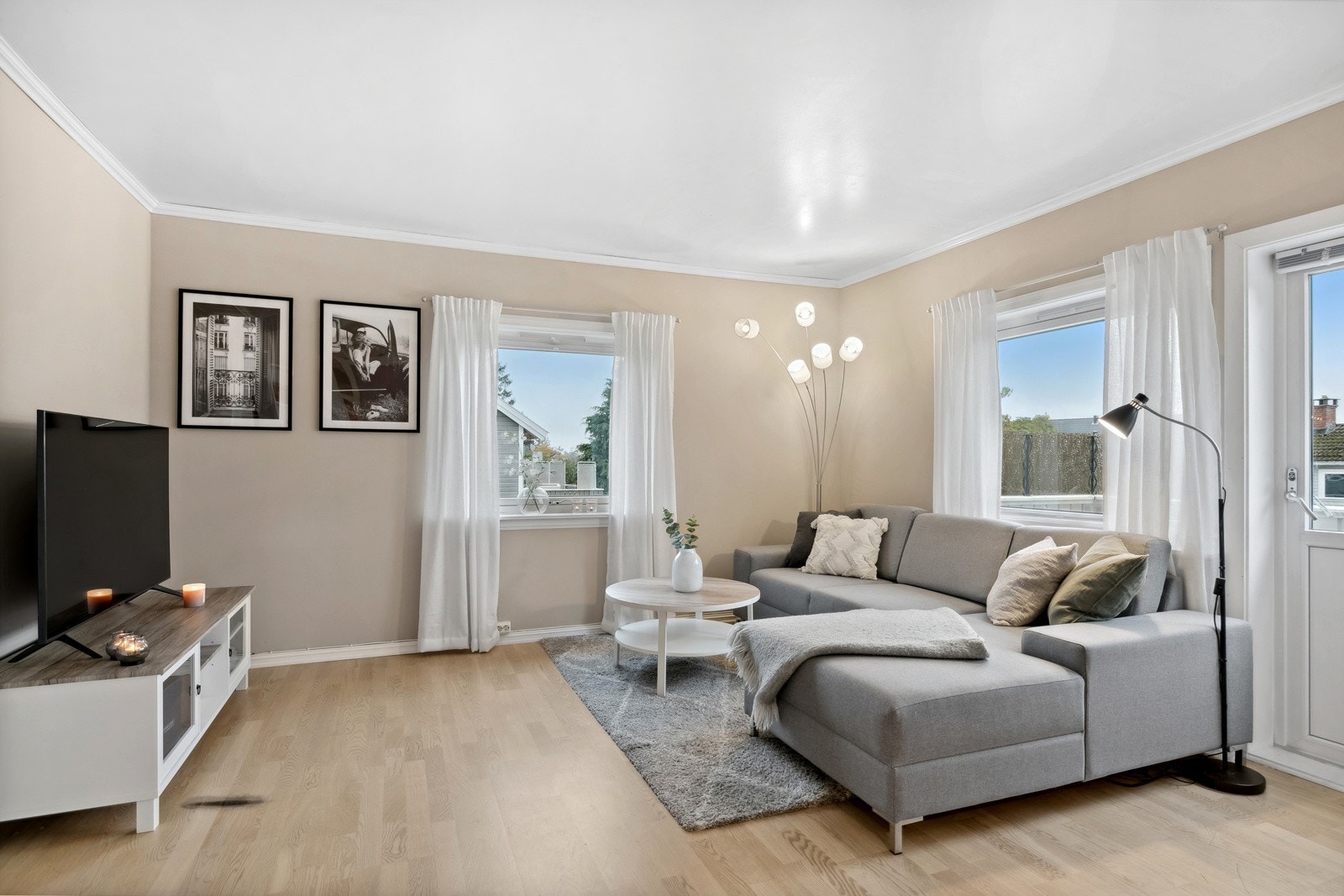 Stuen byr på rikelig med naturlig lysinnslipp. Galleribilde