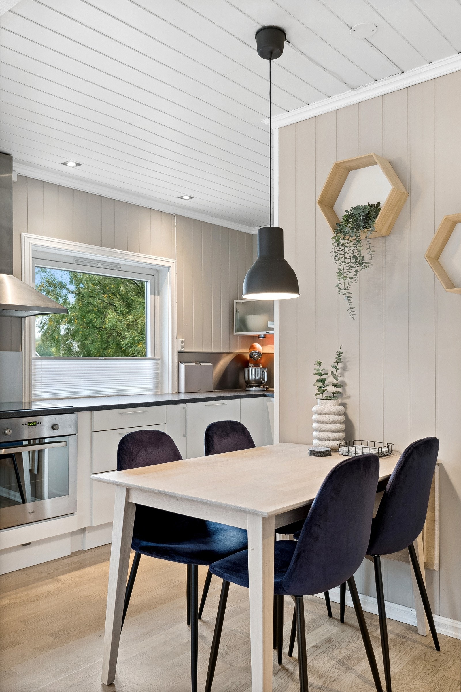 Kjøkkenet er utstyrt med integrerte hvitevarer bestående av induksjonstopp, stekeovn, oppvaskmaskin og en kombinert kjøl/frys. Galleribilde