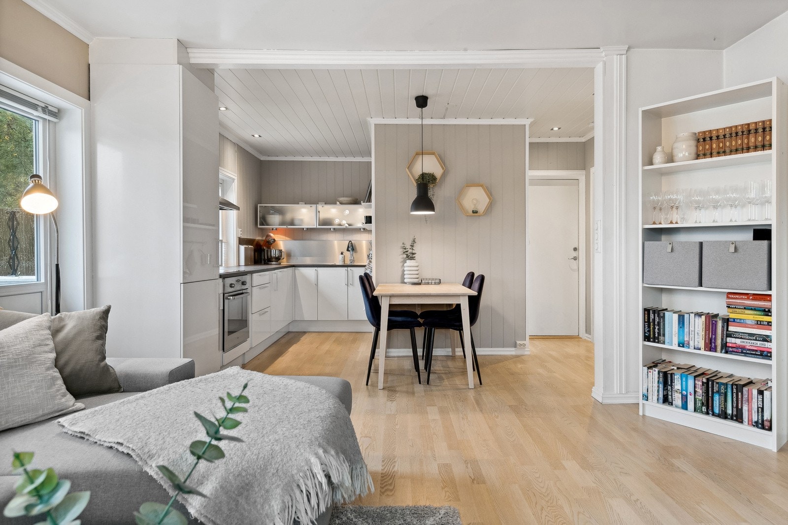 På stuegulvet er det lagt parkett, som står godt til panel og flater malt i en dus beigetone. Galleribilde