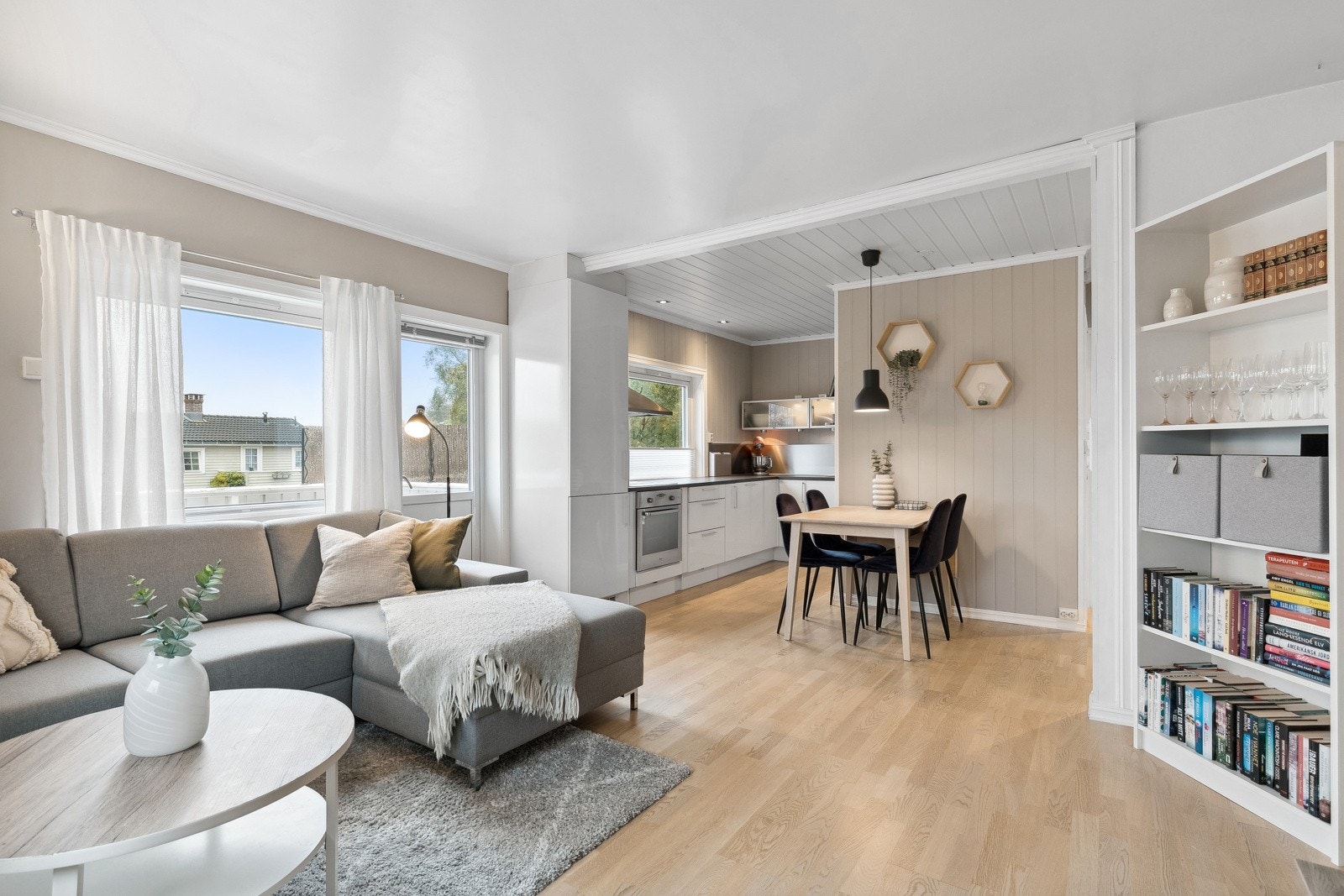 Stuen er et åpent allrom med godt lysinnslipp og flere brukssoner, mens kjøkkenet har stilren innredning med god skapplass og integrerte hvitevarer. Galleribilde