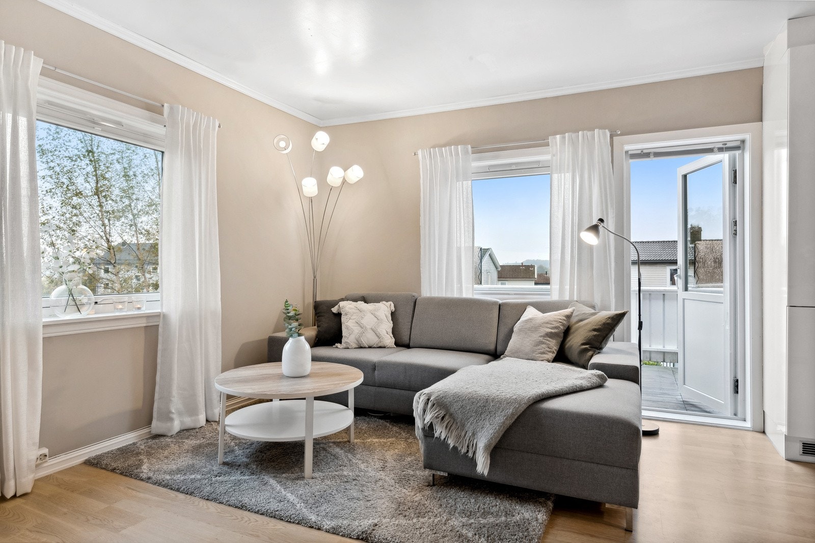 En glassdør fører ut til den herlige balkongen, og om sommeren er det hyggelig å trekke ut for både avslapning og grillmiddager i varmen. Galleribilde