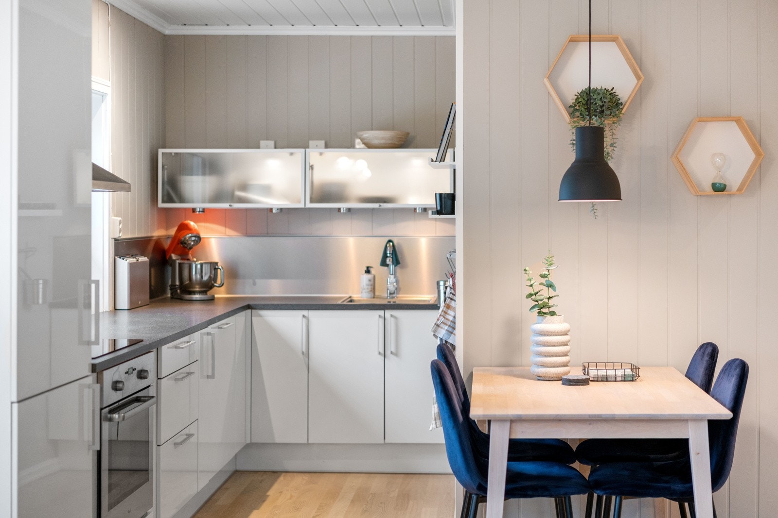 Kjøkkenet er stilrent og tidløst, oppført i en funksjonell L-form med god arbeidsflyt. Galleribilde