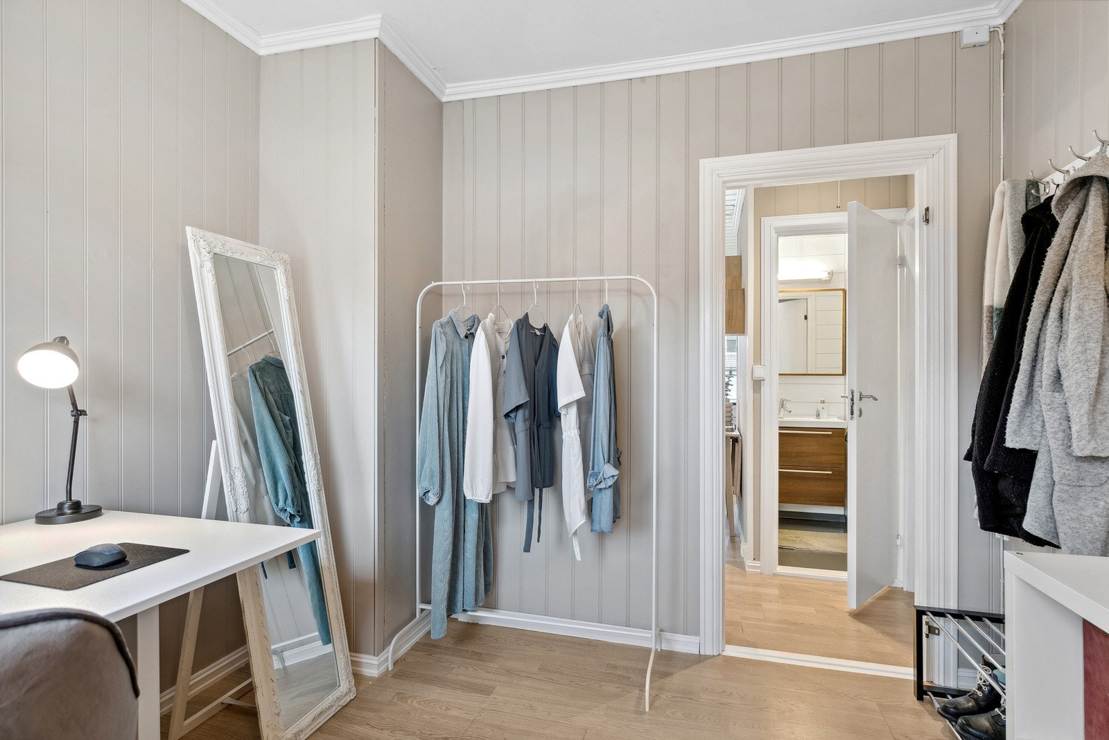 Leiligheten har to delikate soverom med parkettgulv, og begge rommene innredes enkelt med skap eller andre garderobeløsninger. Galleribilde