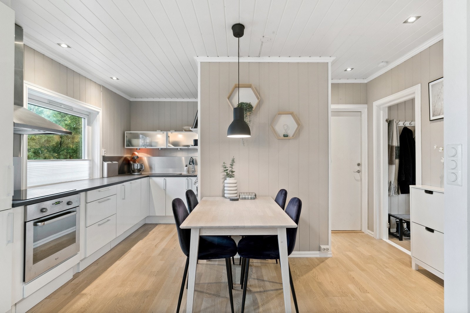 Pen og innbydende 3-roms andelsleilighet med gjennomgående planløsning. Galleribilde