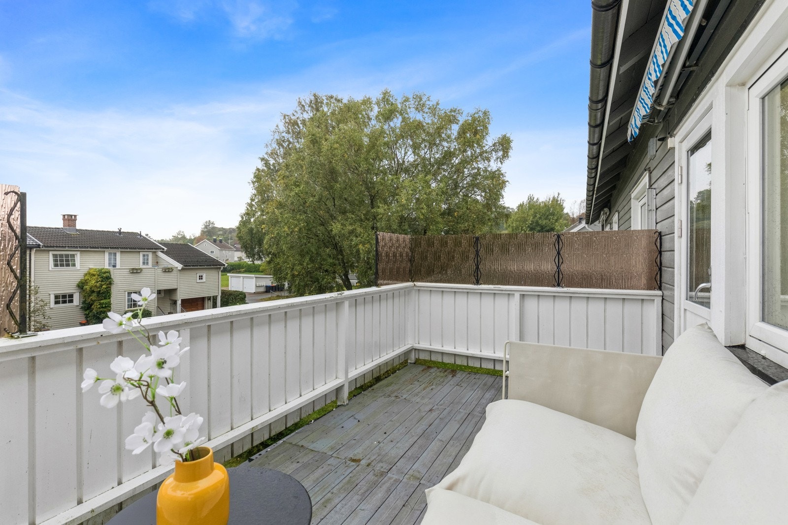 Balkongen innbyr til både stille stunder og lange, sosiale kvelder, og her kan de voksne følge med mens barna løper fritt på de store grøntarealene. Galleribilde