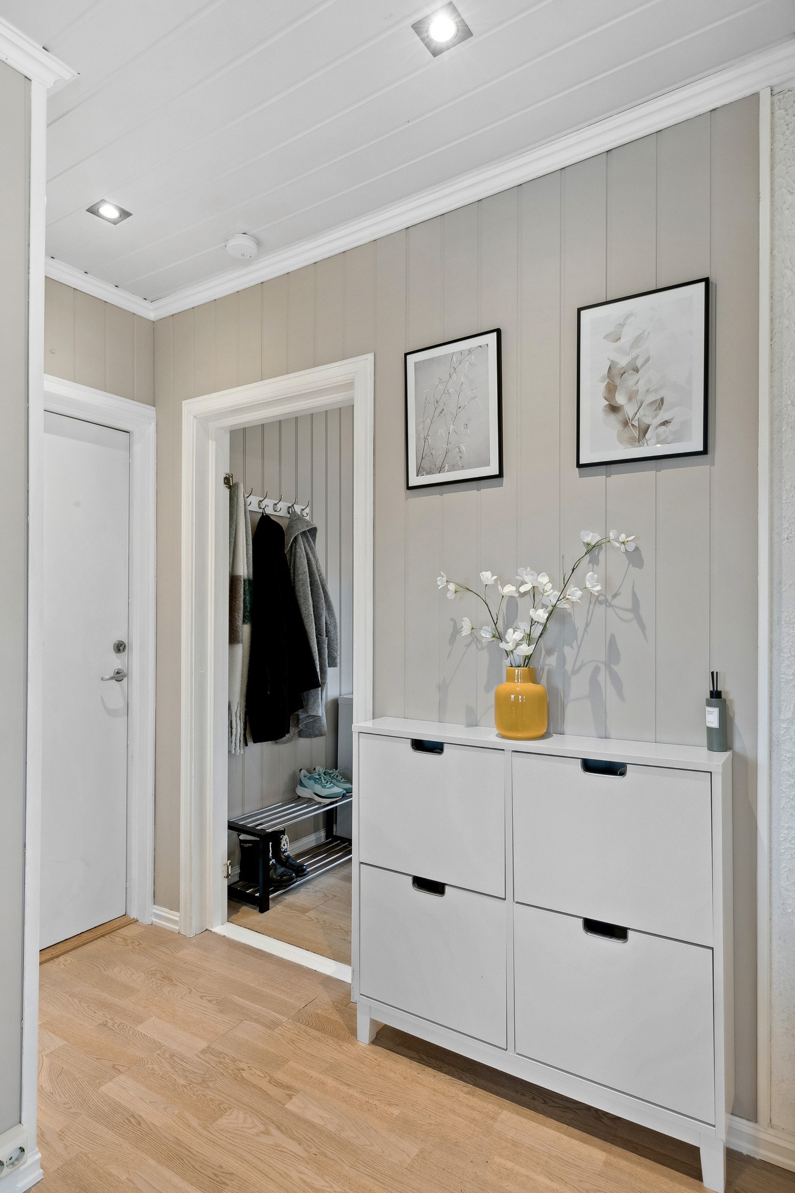 . Vel inne ønskes man velkommen av en innbydende entré i direkte tilknytning til stuen, med det samme lyse parkettgulvet. Galleribilde