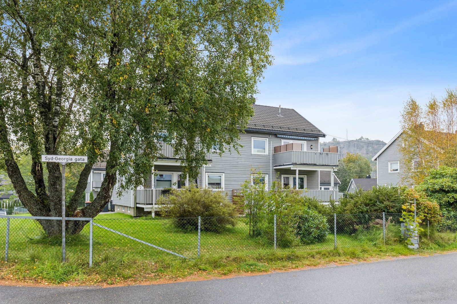 Rundt byggene er det et fellesområde med store grøntarealer, og her kan barna løpe fritt. Galleribilde