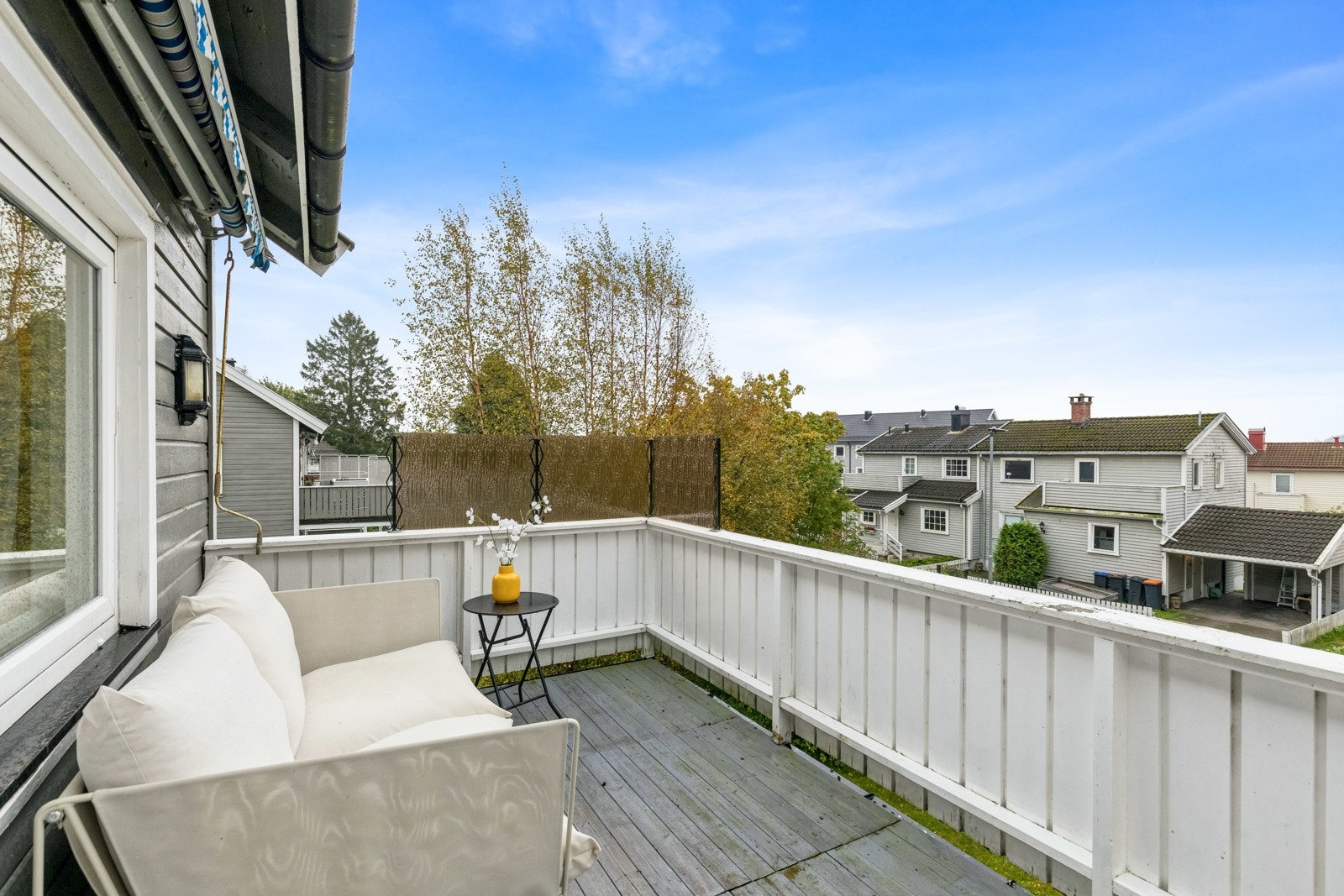 Leiligheten ligger i andre etasje i en firemannsbolig, og utenfor stuen er det en herlig balkong på ca. 9 kvm. Galleribilde