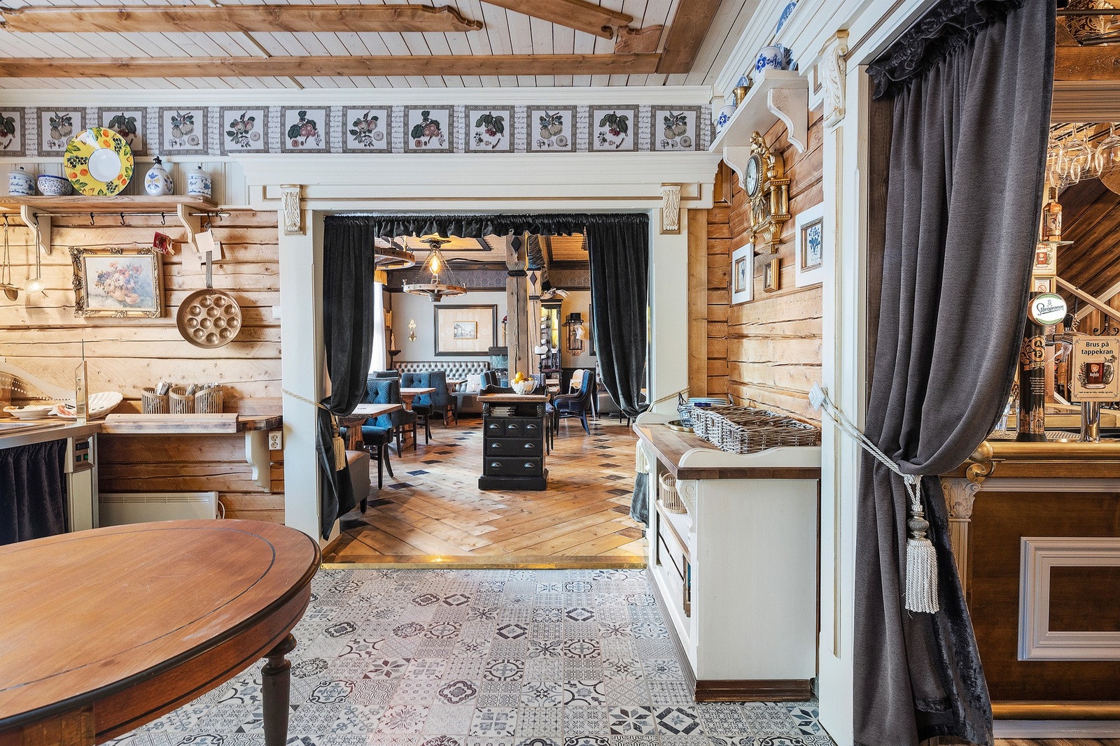 Serveringsavdelingen ligger praktisk mellom kjøkken og spisesal Galleribilde