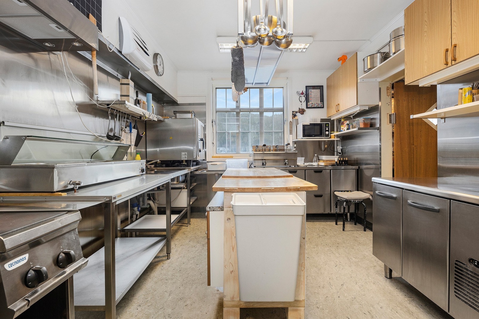 Innholdsrikt kjøkken på ca. 15 kvm Galleribilde