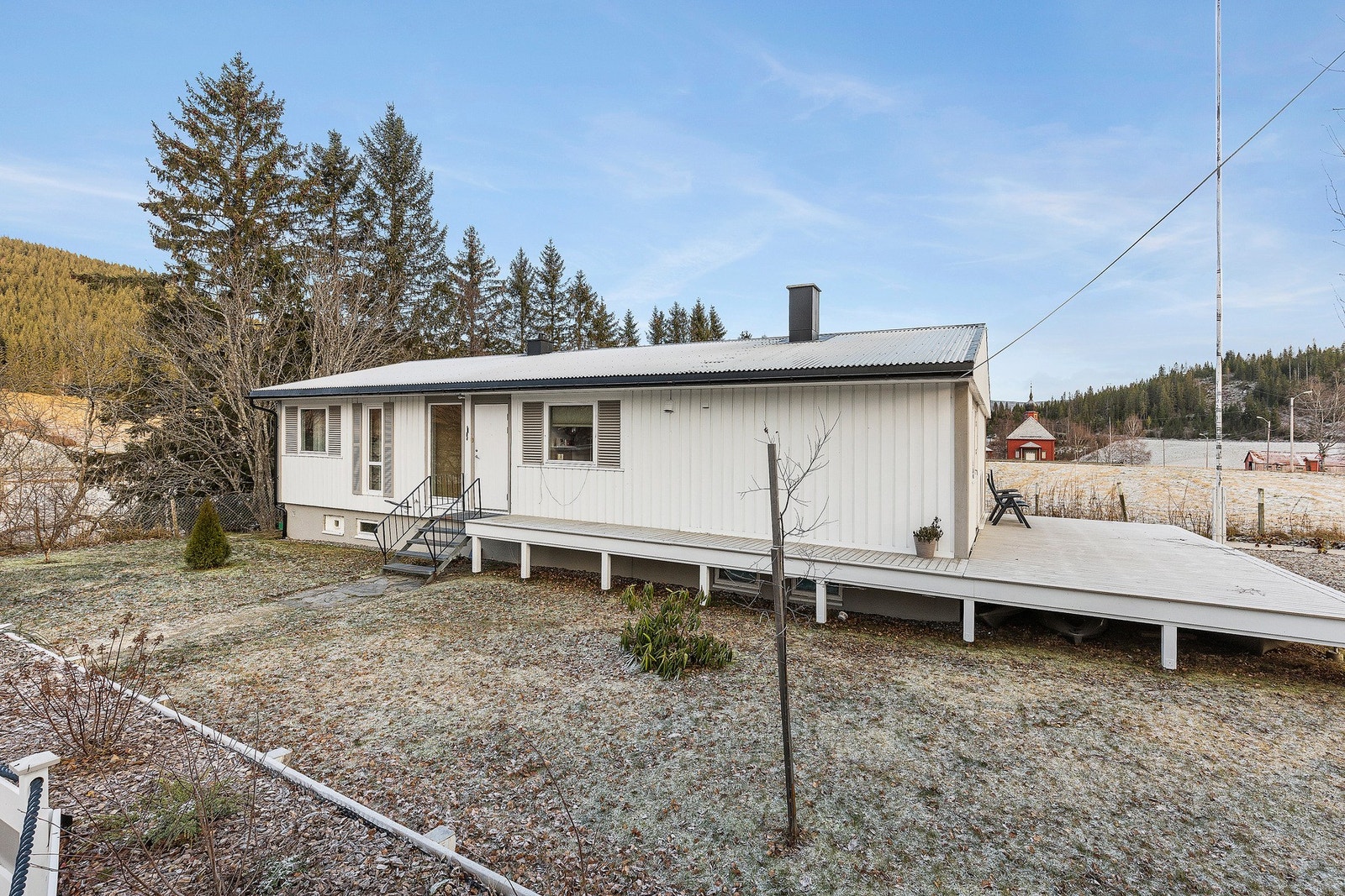 Eneboligen består av 1. etasje pluss kjeller og er på 199 BRA Galleribilde