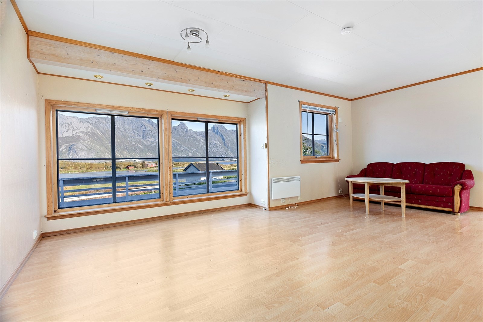 Stue med utsikt og plass for sofa- og sittegruppe Galleribilde