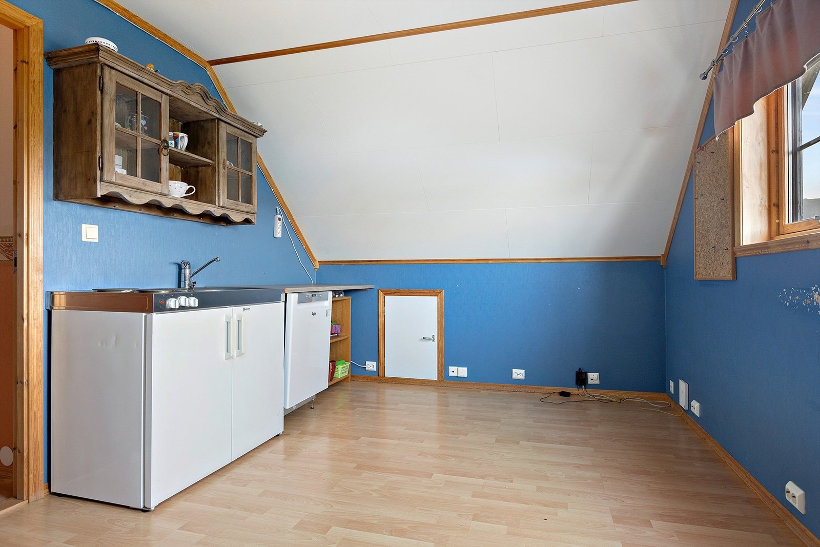 Soverom 3/4 i 2. etasje. Dette rommet har hybelkjøkken og har vært i bruk som pauserom Galleribilde