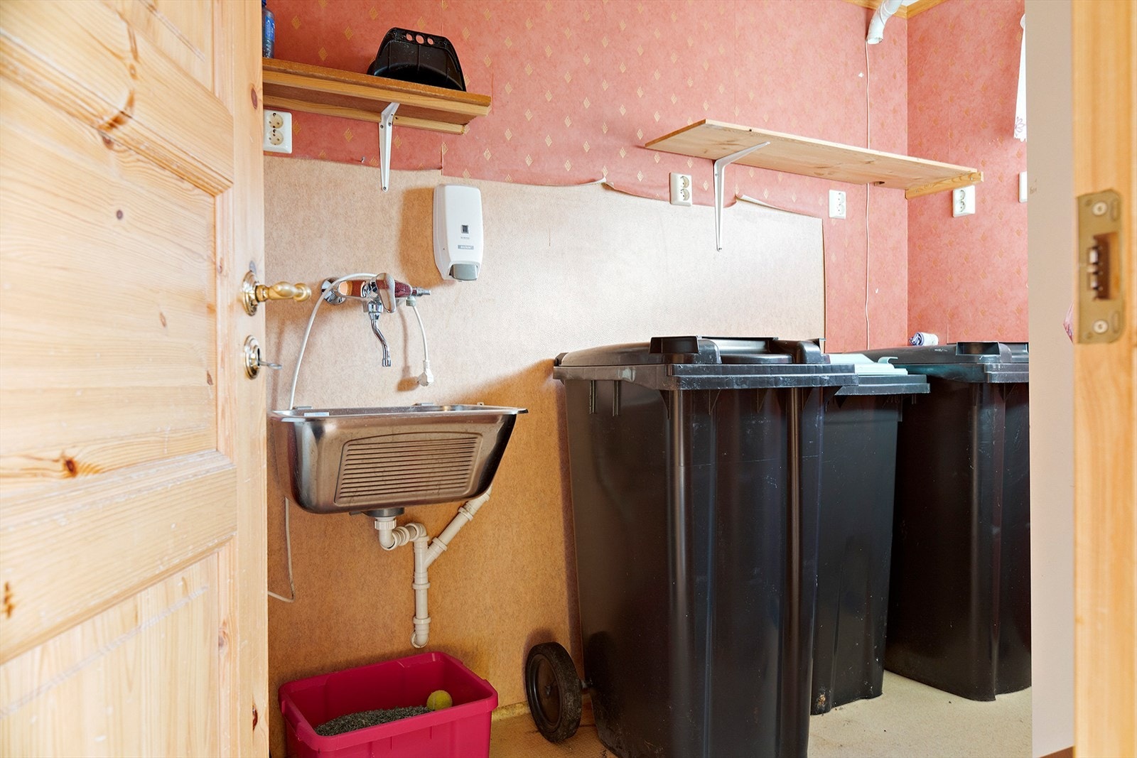 Eget vaskerom med skyllekar, opplegg for vaskemaskin, varmtvannstank og sluk i gulv Galleribilde