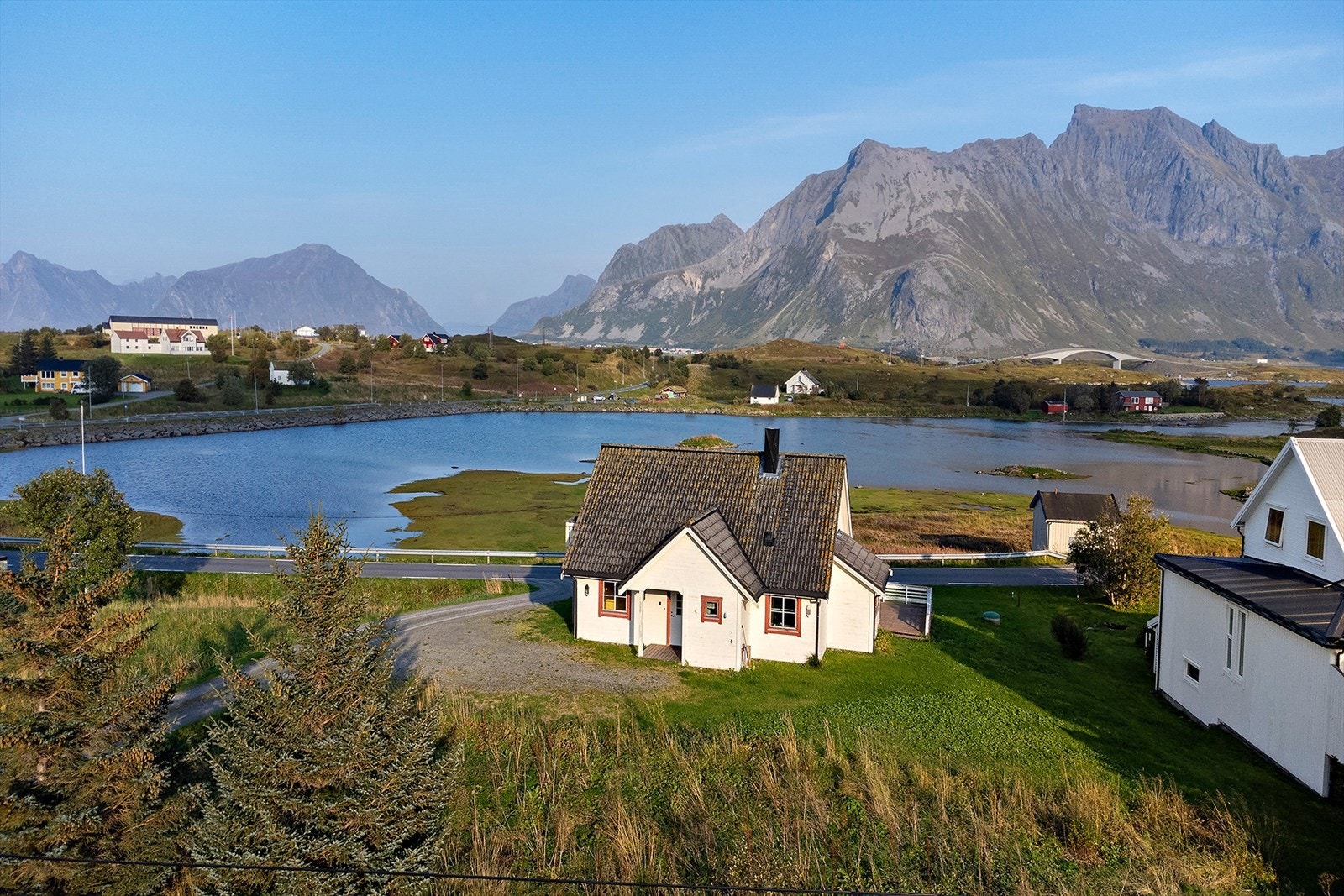 Utsikt mot Lofotfjell og sjøen Galleribilde
