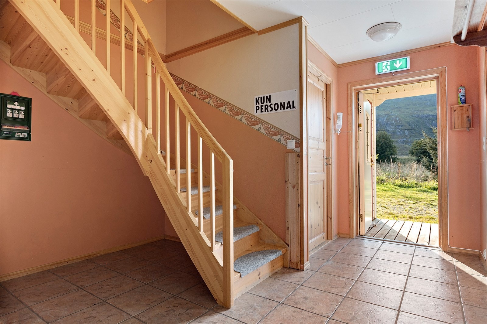 Hall/ inngangsparti med trapp til loft Galleribilde