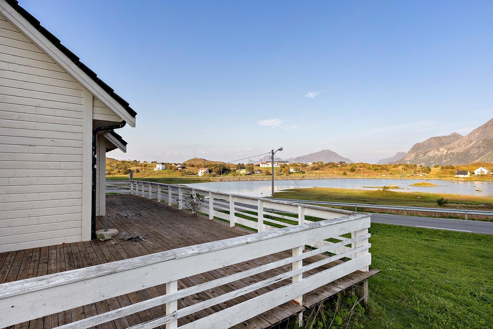 Terrassen ligger mot sør og øst. Gode solforhold Galleribilde