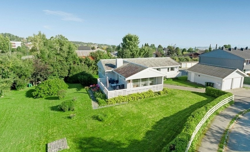 Stor hage og tomt. Galleribilde