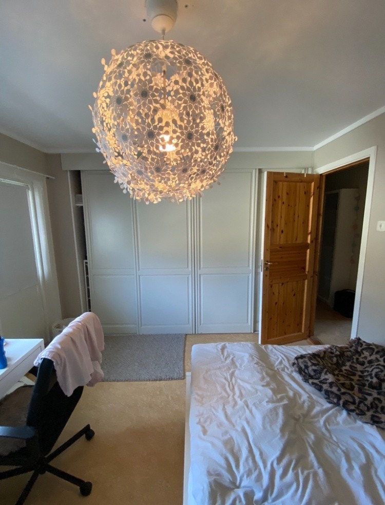 Det har rikelig med garderobeplass og utgang til balkong. Galleribilde