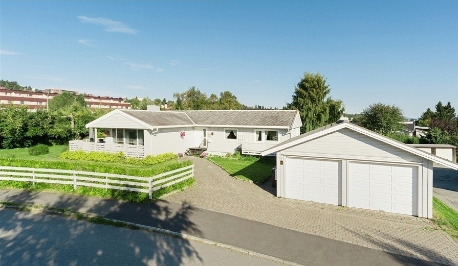 En stor og flott enebolig med dobbeltgarasje. Galleribilde