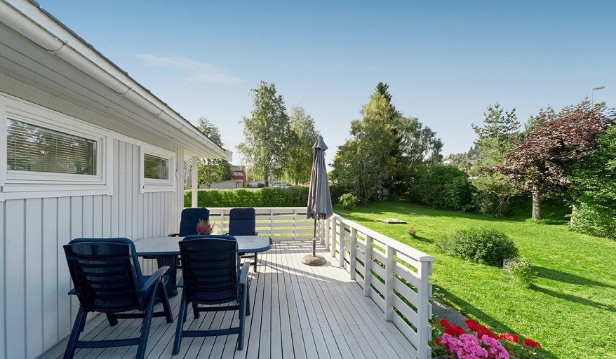 Solrik veranda med direkte adgang til hagen. Galleribilde