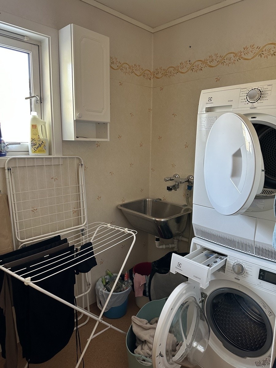 Vaskerommet er utstyrt med vaskemaskin og tørketrommel. Galleribilde