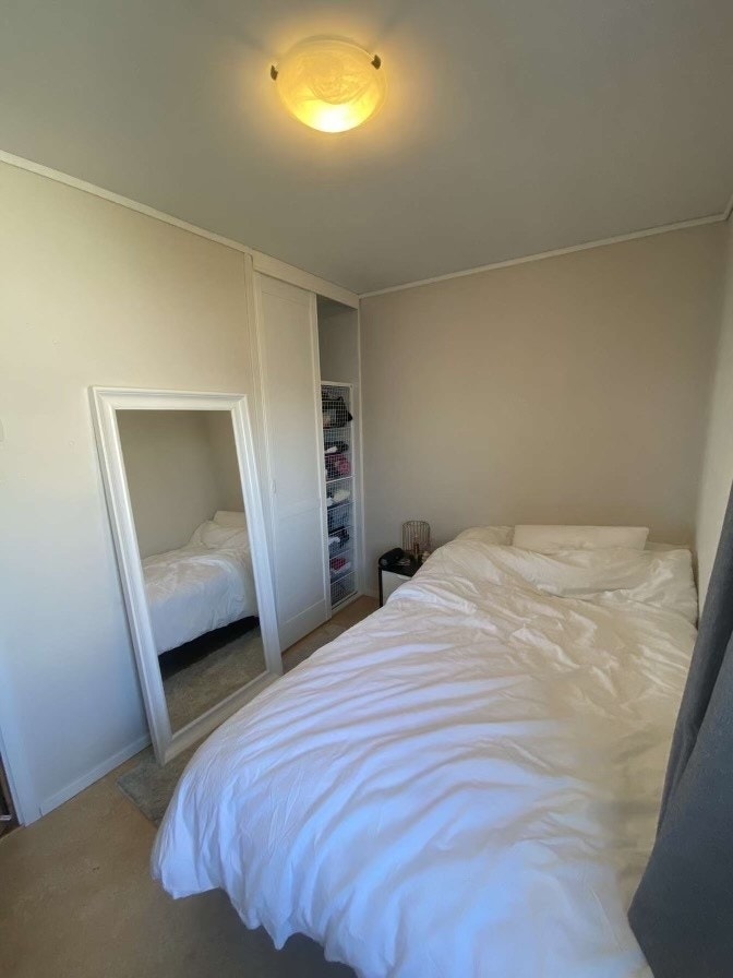 Det er garderobeløsning og har plass til skrivepult om ønskelig. Galleribilde