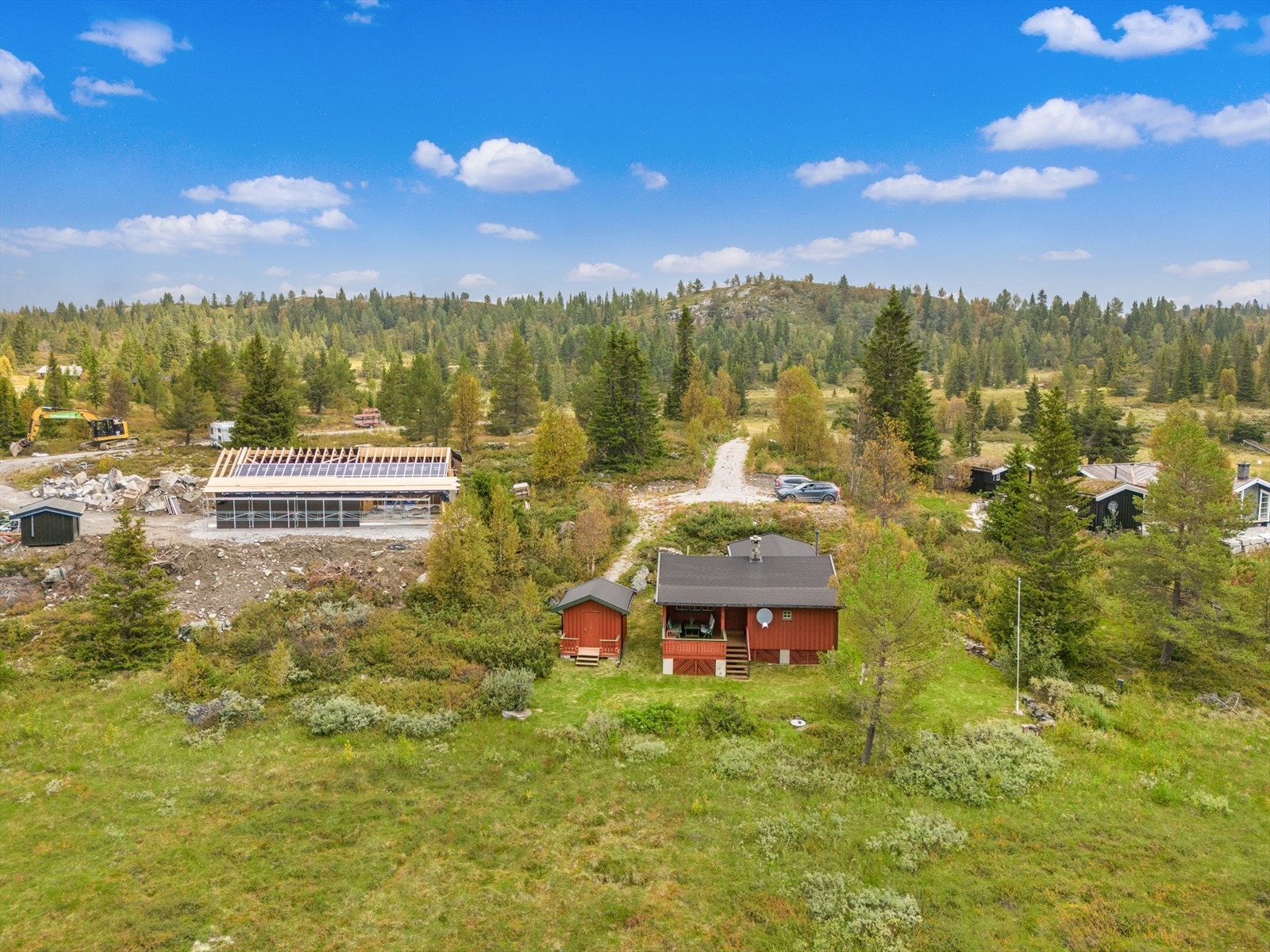 Her finnes muligheter innen alt fra mektige toppturer til Reineskarvet 1791 moh, til sykkelturer langs Fanitullvegen mellom Ål og Hemsedal, og fiske i tallrike fjellvann. Galleribilde
