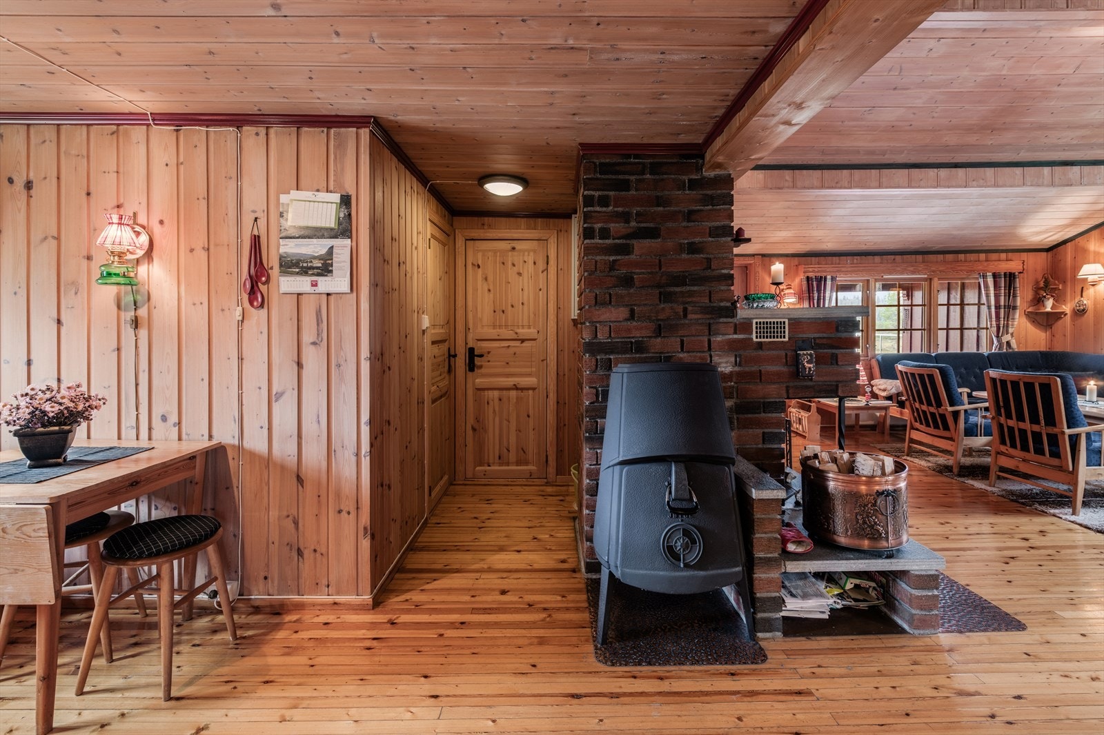 Vedovnen hjelper til med å holde varmen oppe sammen med peisen og panelovner. Galleribilde